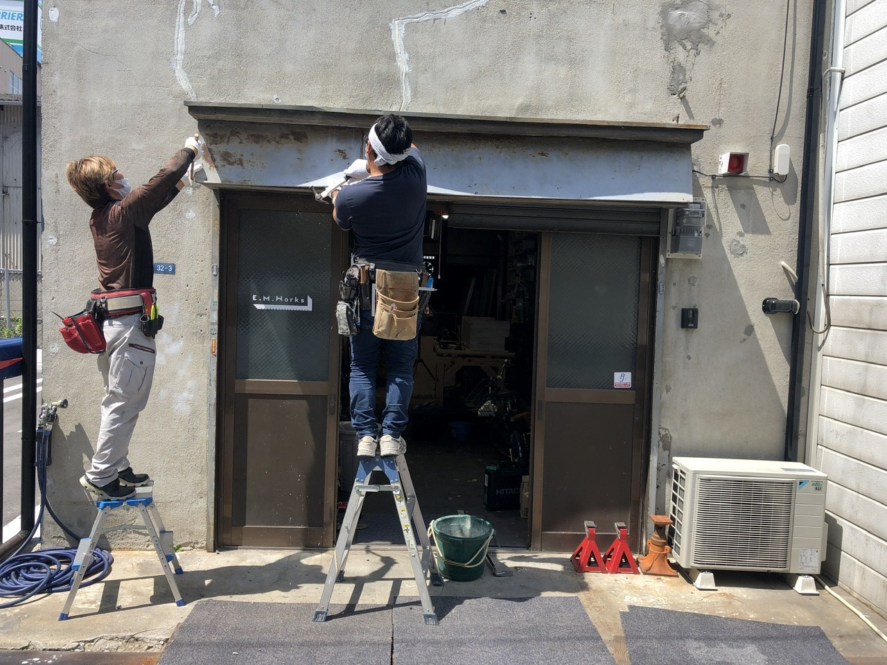 事務所の古いシャッターを解体
