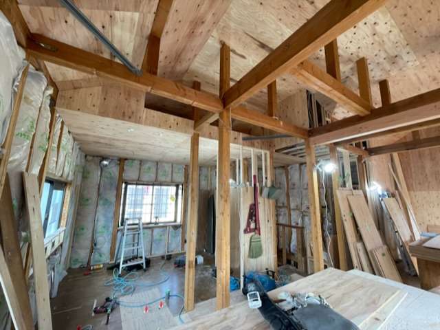 枚方市くずはの戸建現場　板張り進行中