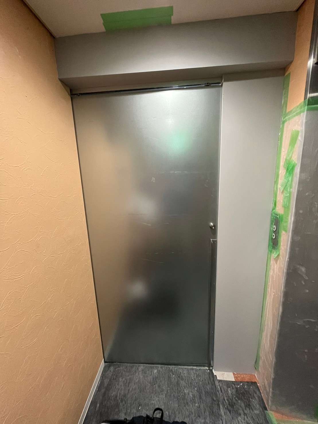 鉄板貼りの扉製作を行いました