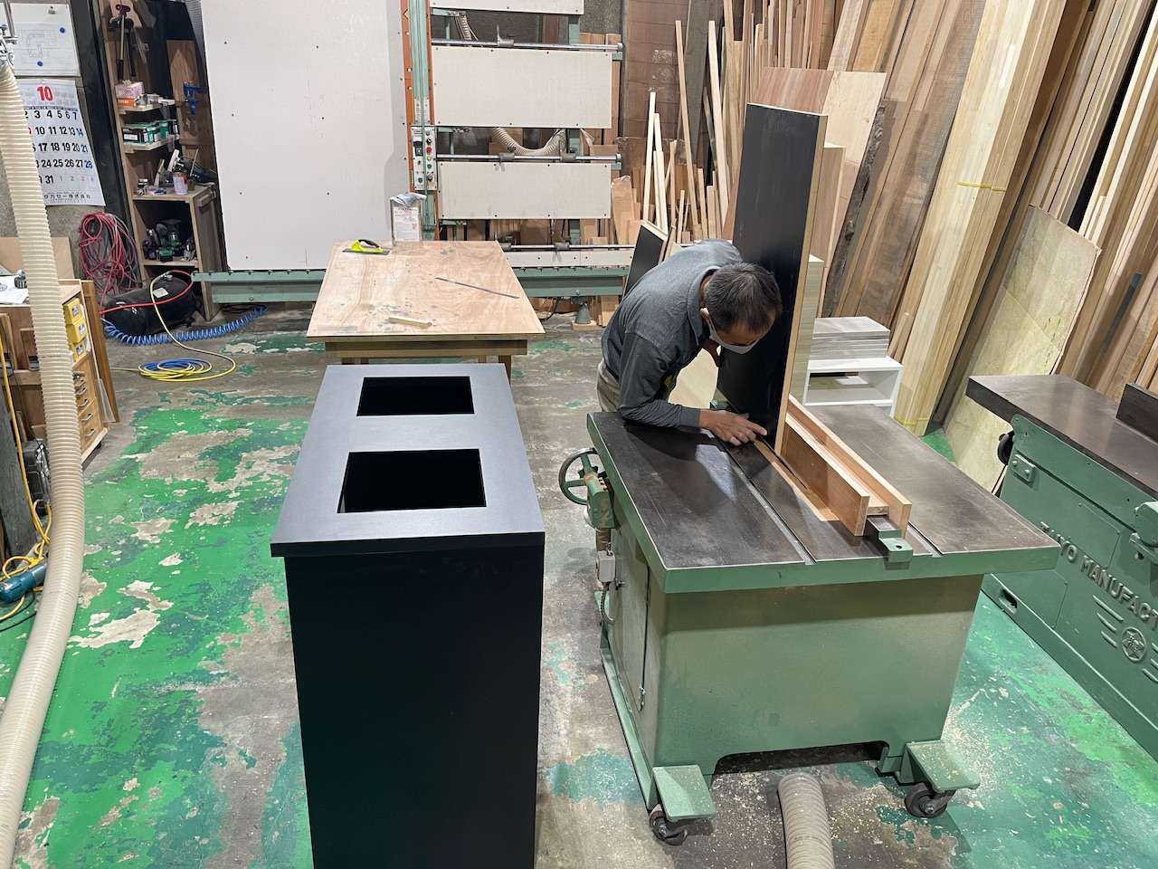 茨木市のジムの店舗什器製作中