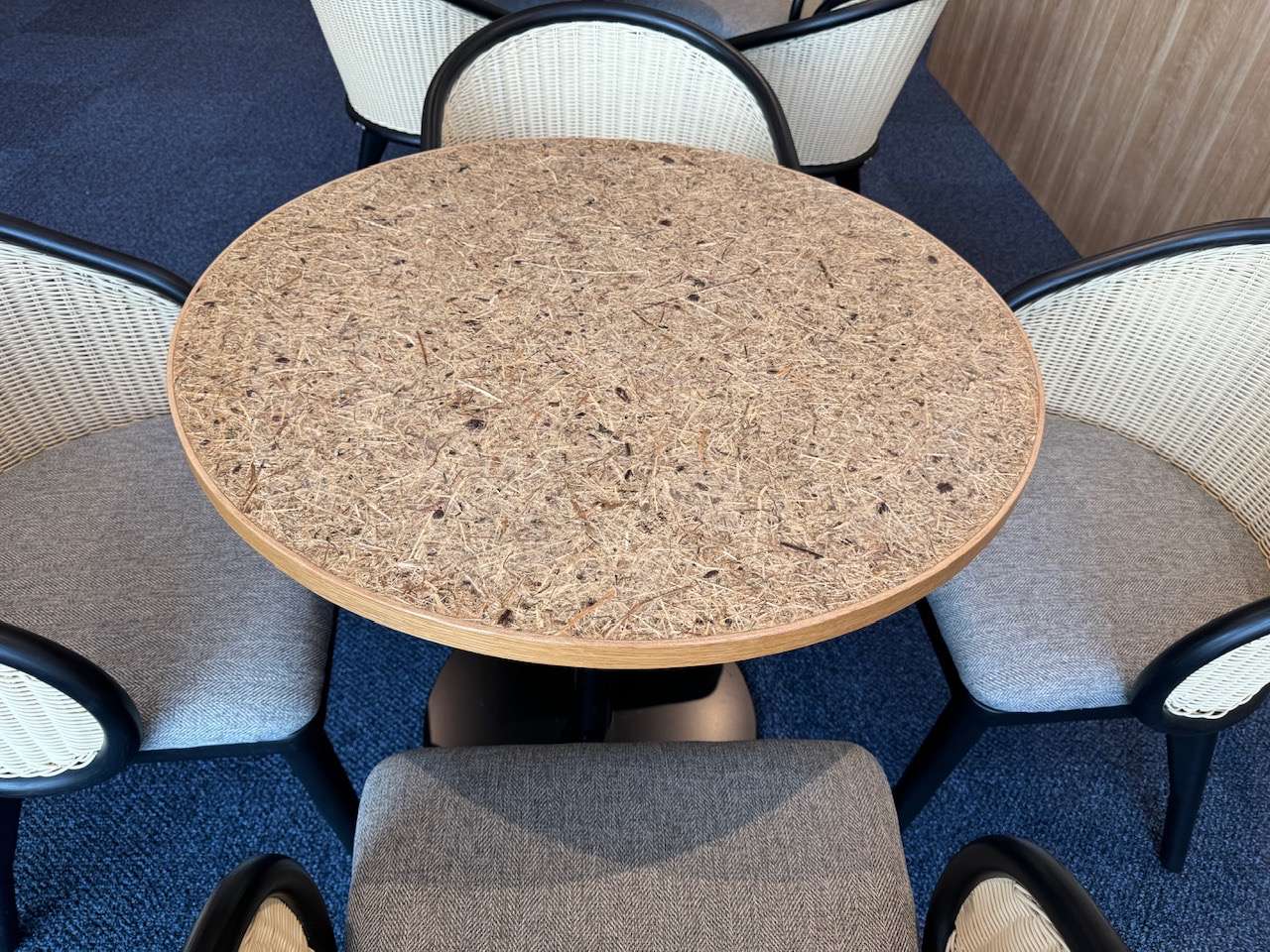 変わった素材のテーブル天板を製作しました