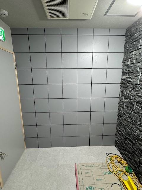 心斎橋｜壁面に溶け込む隠し扉の製作・施工（現場貼り）