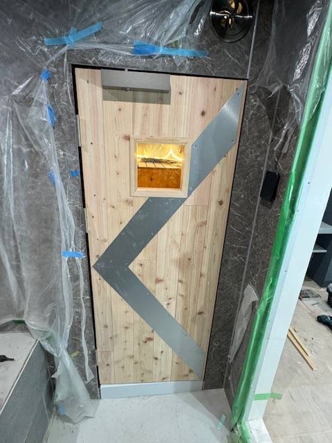 大阪市西心斎橋｜100℃対応 サウナ用木製ドア製作・取付工事